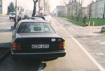 Viele andere Fahrzeuge ragen auch auf den Radweg.